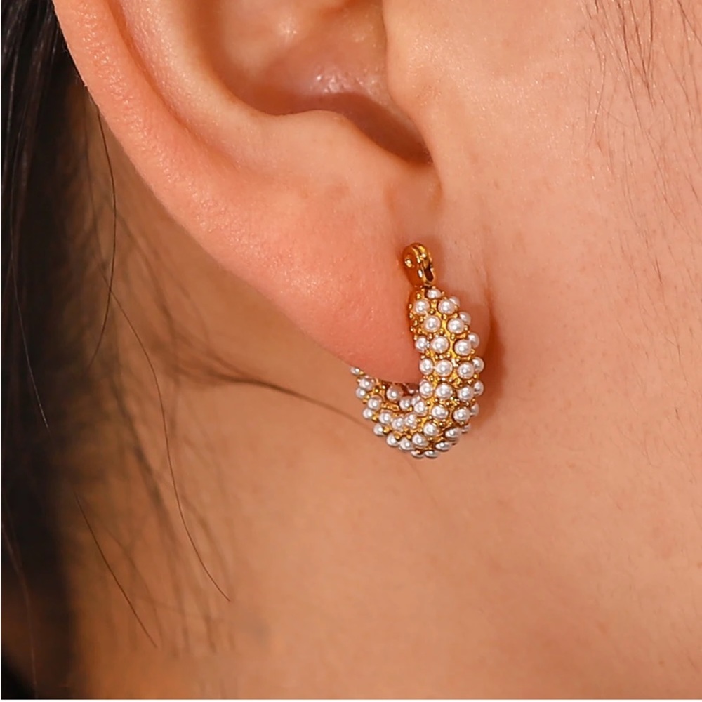 Mini hoop Pearl earrings